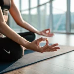 Dettaglio mani in posizione yoga durante corso a Milano