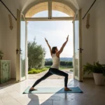 Praticante di yoga in posizione di equilibrio durante un corso a Perugia